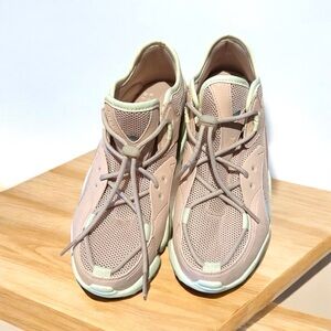 Brand new c Barneys New York X Reebok walking sneakers! In brand  new condition